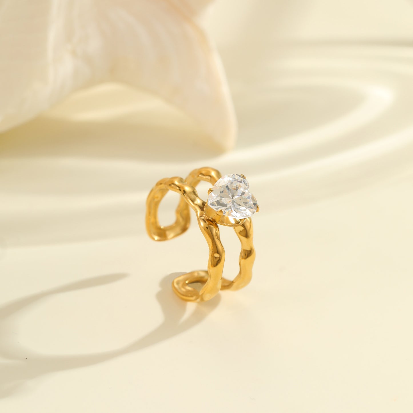 Anello minimalista irregolare geometrico in acciaio al titanio con intarsio di zirconi e placcatura in oro 18 carati per donna
