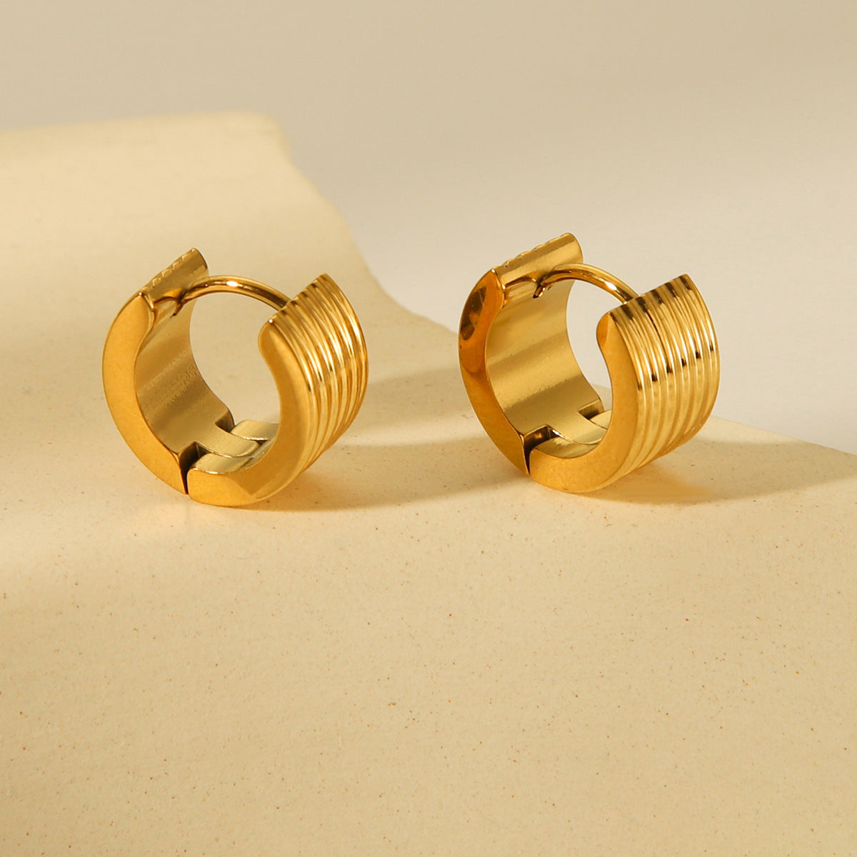 Orecchini da donna in acciaio inossidabile placcato oro 18 carati con design geometrico stile INS