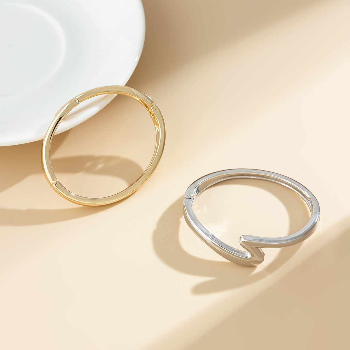 Bracciale a Molla Lucido a Forma di Z Geometrico Minimalista da Donna in Lega con Finitura Placcata
