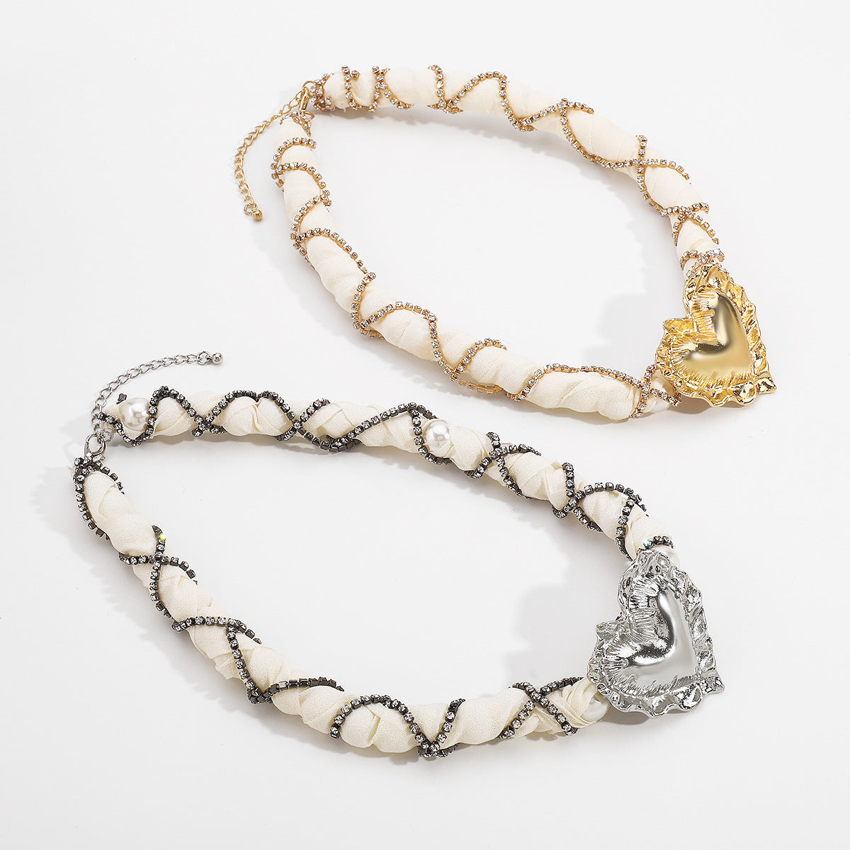 Collana con Ciondolo a Cuore Vintage con Strass, Catena in Lega e Tessuto Chiffon Impreziosito da Perle per Donna