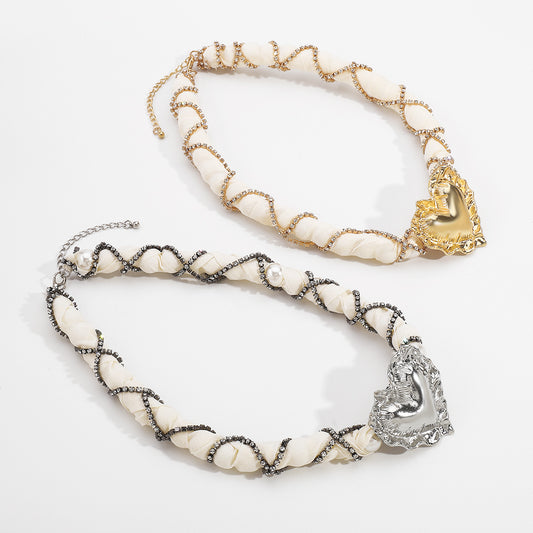 Collana con Ciondolo a Cuore Vintage con Strass, Catena in Lega e Tessuto Chiffon Impreziosito da Perle per Donna