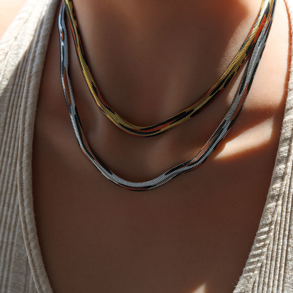 Collana girocollo da donna in acciaio al titanio geometrica minimalista a catena a serpente con finitura placcata, catena clavicola leggera