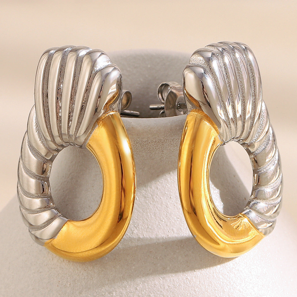 Orecchini Minimalisti Geometrici in Acciaio Inossidabile Placcato Oro 18K con Design a Cerchio Testurizzato Diagonale
