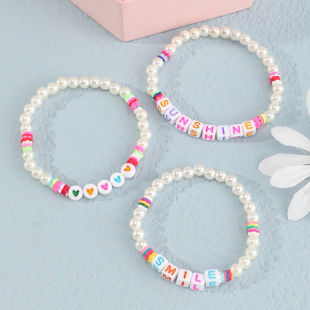 Bracciale in Resina Minimalista con Lettera Cuore e Sorriso per Ragazze con Accenti di Perle e Ciondoli Floreali in Morbida Argilla