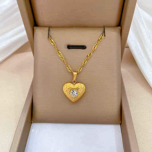 Collana con Pendente a Cuore Minimalista in Acciaio al Titanio per Donna e Uomo con Finitura Placcata Oro e Design Geometrico