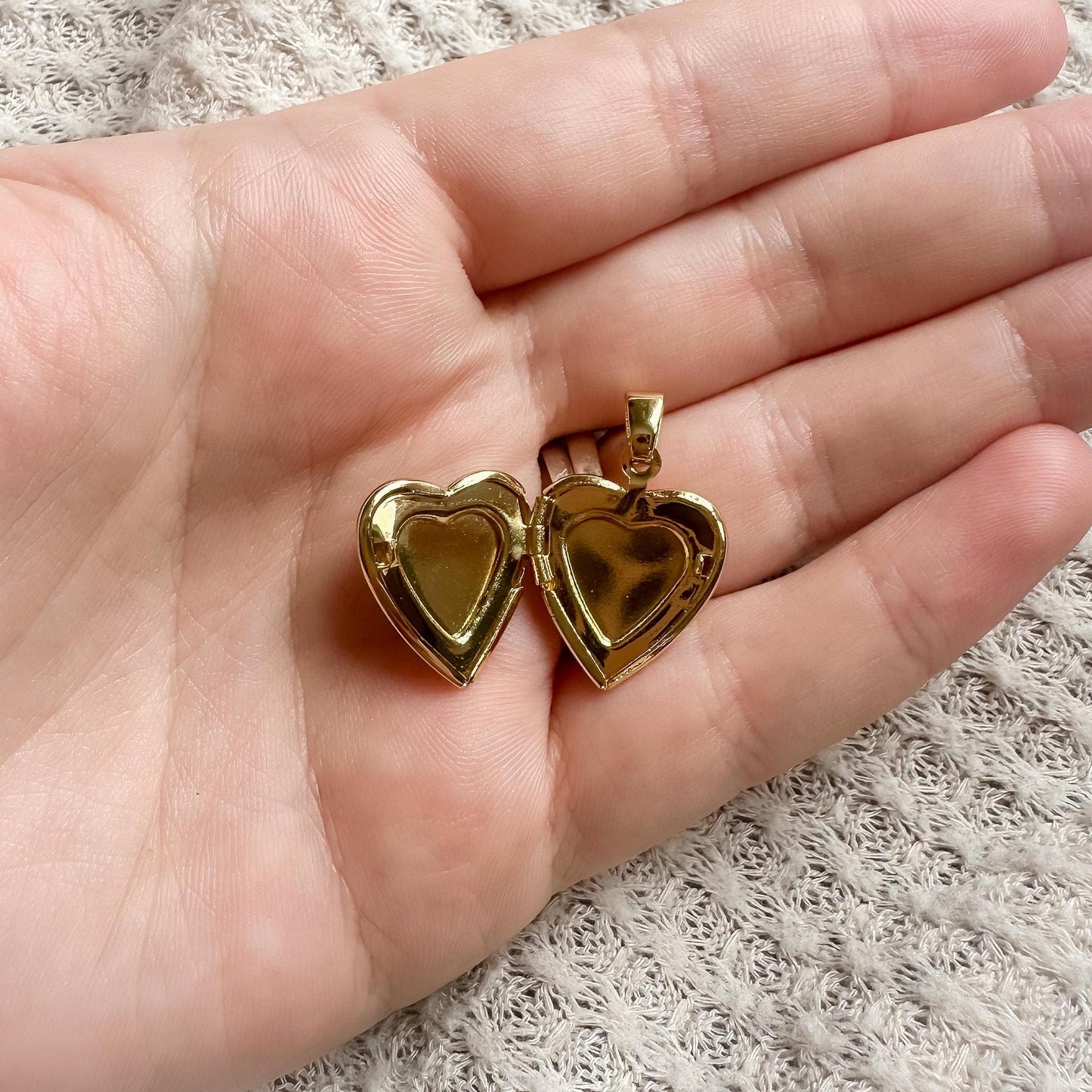 Colgante con dije de barra de aceite por goteo de mariposa y corazón de latón chapado en oro de 18 quilates vintage