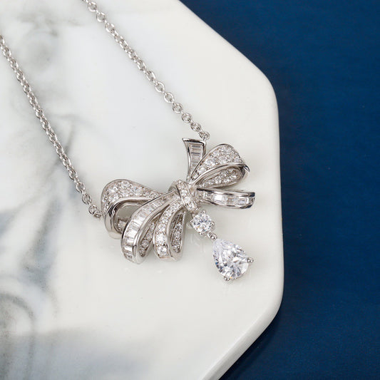 Collar de acero de titanio con forma de lazo, dulce y atrevido, con incrustaciones de diamantes de imitación para mujeres y hombres