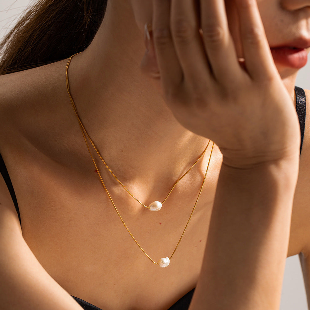 Collana con Pendente Geometrico Minimalista in Acciaio al Titanio con Finitura Placcata da Donna, Catena a Strati Regolabile in Acciaio Inossidabile