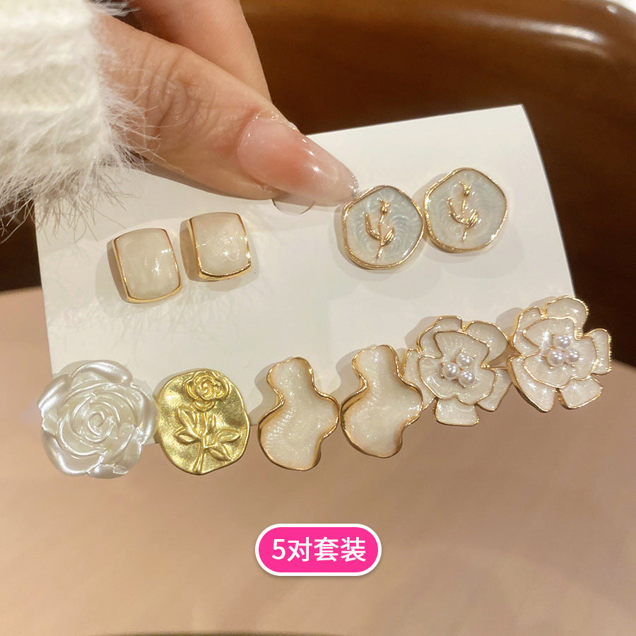 Set di Orecchini a Perno Eleganti con Perle Floreali da Donna con Perni in Acciaio al Titanio e Finitura Smaltata per un Look Lussuoso Quotidiano