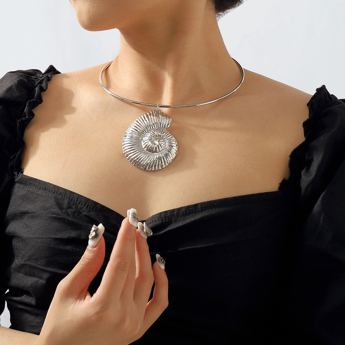Collar con colgante de concha marina geométrica dulce y atrevida para mujer con cuerpo de aleación y acabado galvanizado
