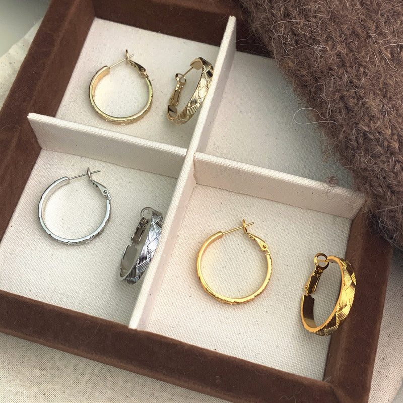 Pendientes de aro de metal geométricos minimalistas con textura entrecruzada para mujer