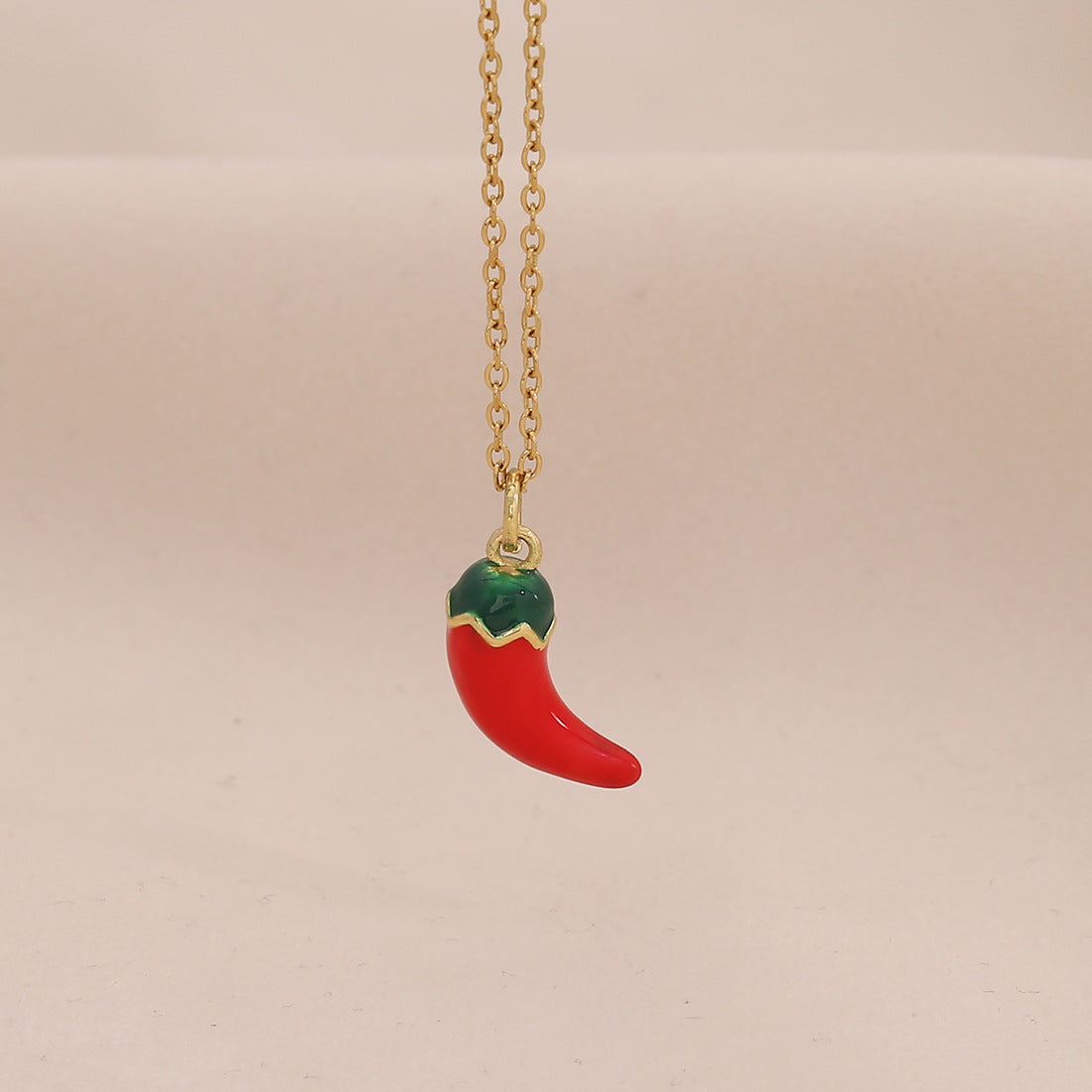 Collar con colgante de labios y chile rojo con forma de fruta linda en acero inoxidable con acabado esmaltado para mujer