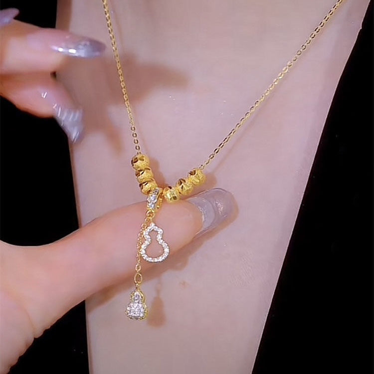 Collana Minimalista in Acciaio al Titanio a Forma di Fiore con Ciondolo in Rame Placcato Oro e Dettaglio Nappa per Uomo e Donna