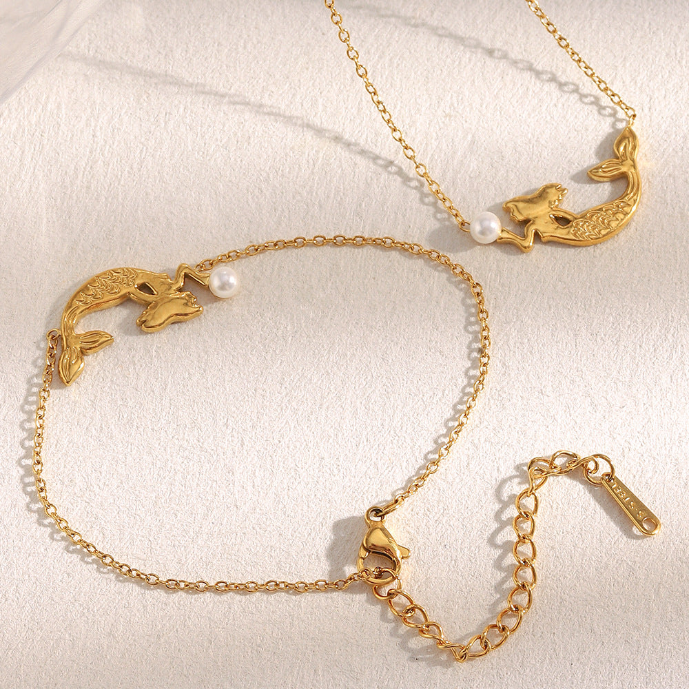 Set di collana e bracciale da donna con ciondolo a sirena, minimalista, in acciaio inossidabile con placcatura in oro 18 carati e perle simulate