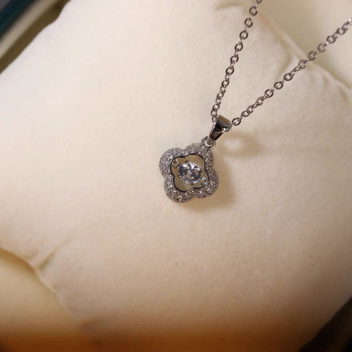 Collana con ciondolo originale a quadrifoglio per donna e uomo in acciaio al titanio placcato oro su catena a O