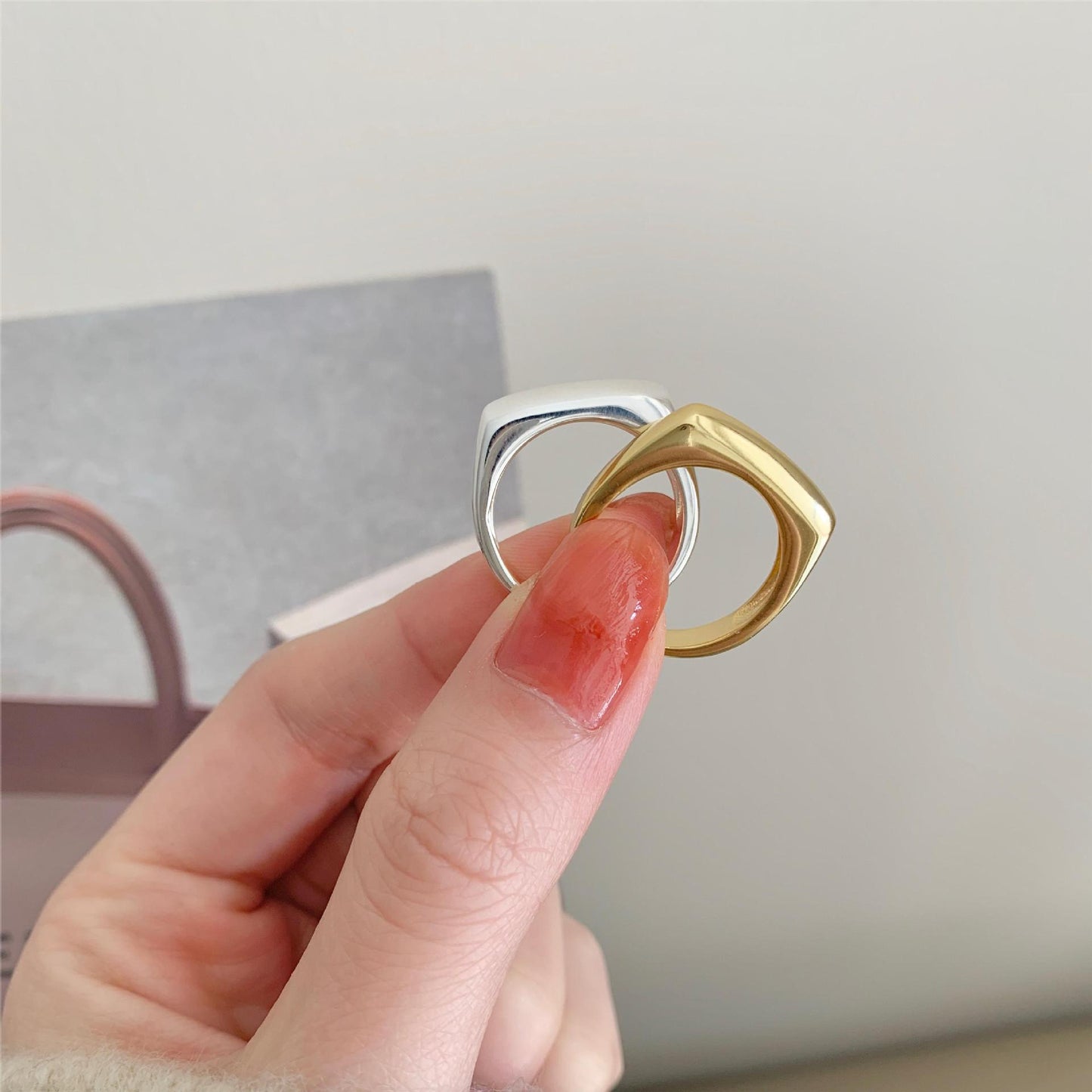 Anello Minimalista Irregolare a Forma di Cuore in Argento Sterling 925 con Dettaglio a Strisce Geometriche per Donna