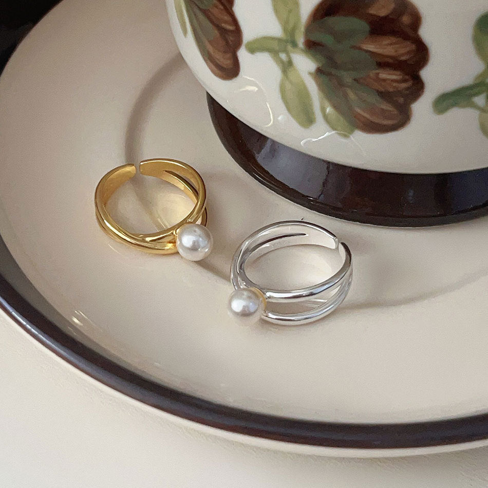 Anillo minimalista de plata de ley 925 con forma de corazón y acento cuadrado biselado para mujer