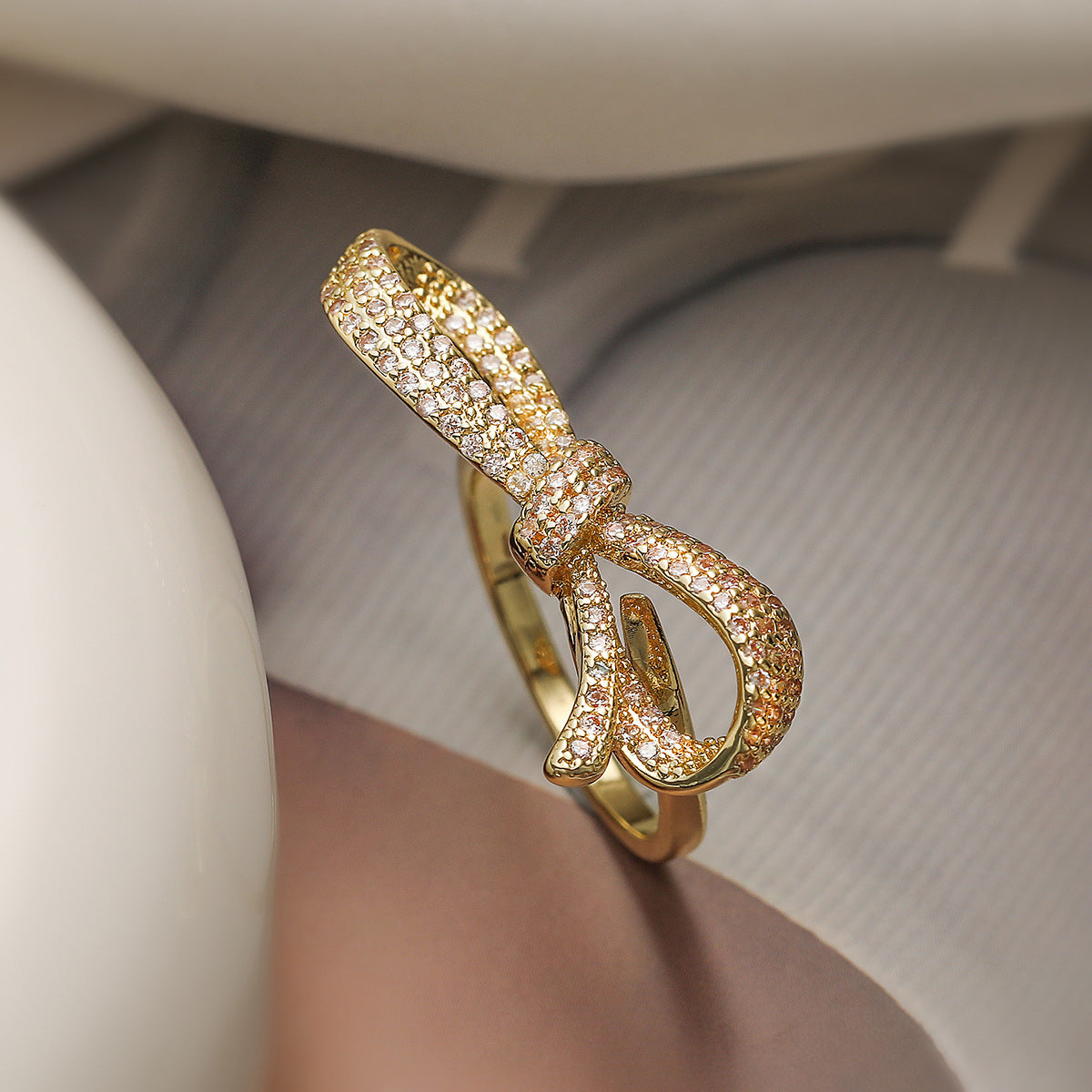 Anillo ajustable minimalista de moda con forma de lazo para mujer en cobre con baño de oro de 18 quilates e incrustaciones de circonita cúbica
