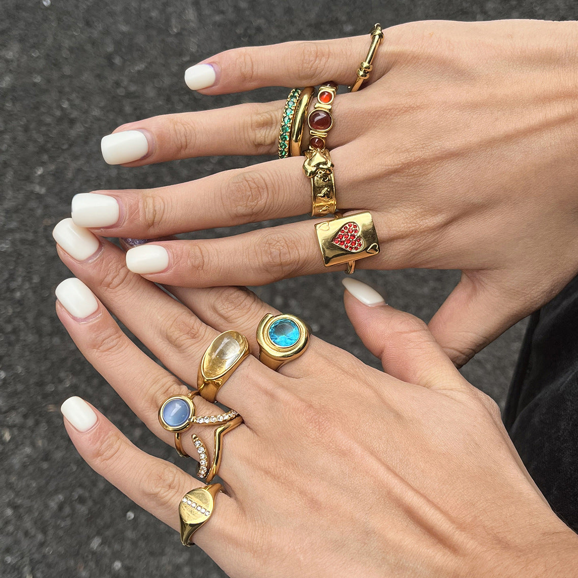 Anello geometrico in acciaio inossidabile da donna con placcatura in oro 18 carati e accenti di zirconi, accessorio di moda lussuoso e minimalista
