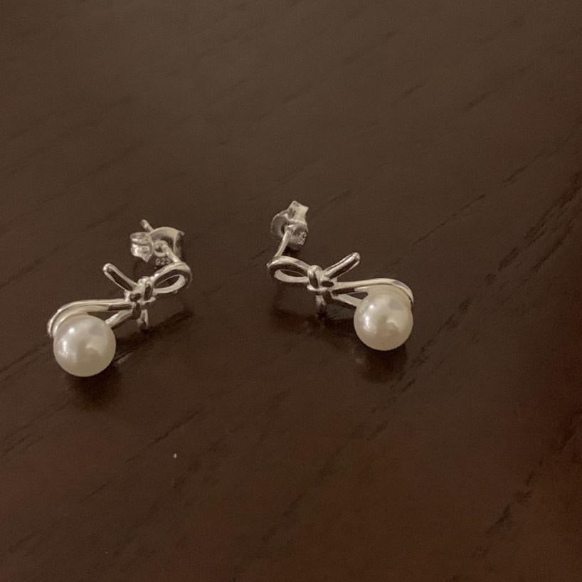 Pendientes Minimalistas de Perla en Plata de Ley 925 con Baño de Oro, Diseño en Forma de Letra