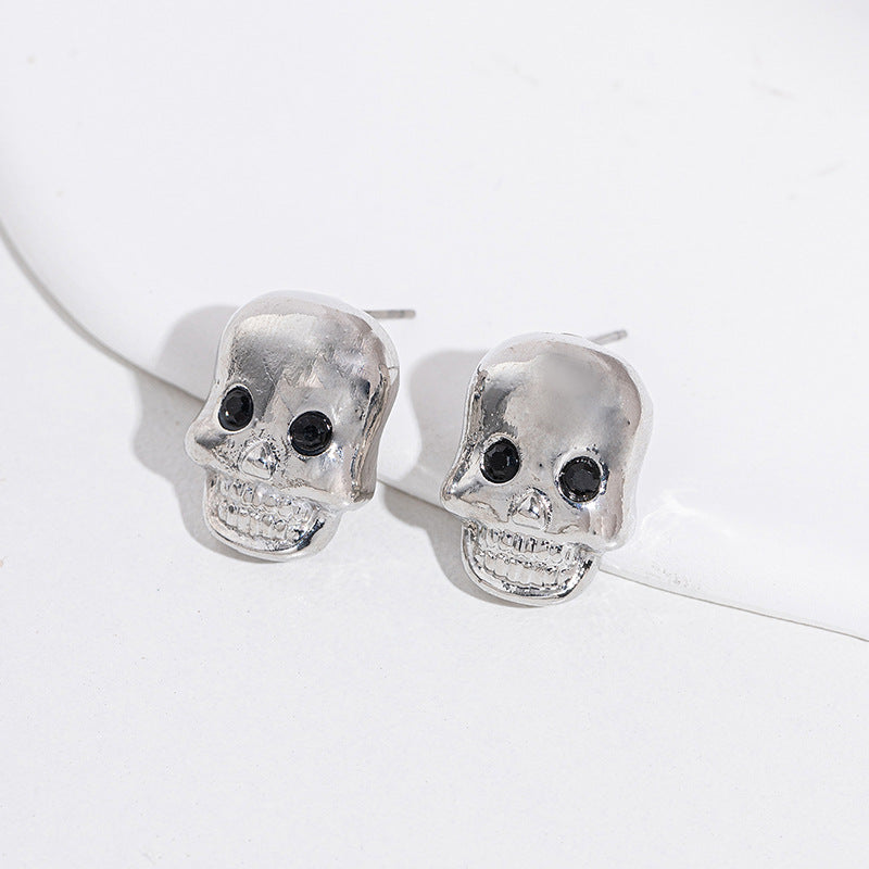 Elegantes aretes de calavera de Halloween con detalles de diamantes de imitación en aleación de zinc, con motivos de brujas, calabazas y murciélagos.