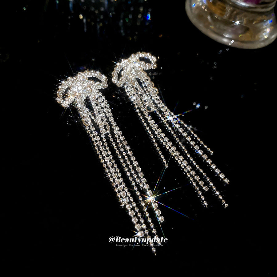 Orecchini a fiocco eleganti in lega con intarsi di strass e perni in argento sterling 925 da donna — Gioielli di lusso minimalisti