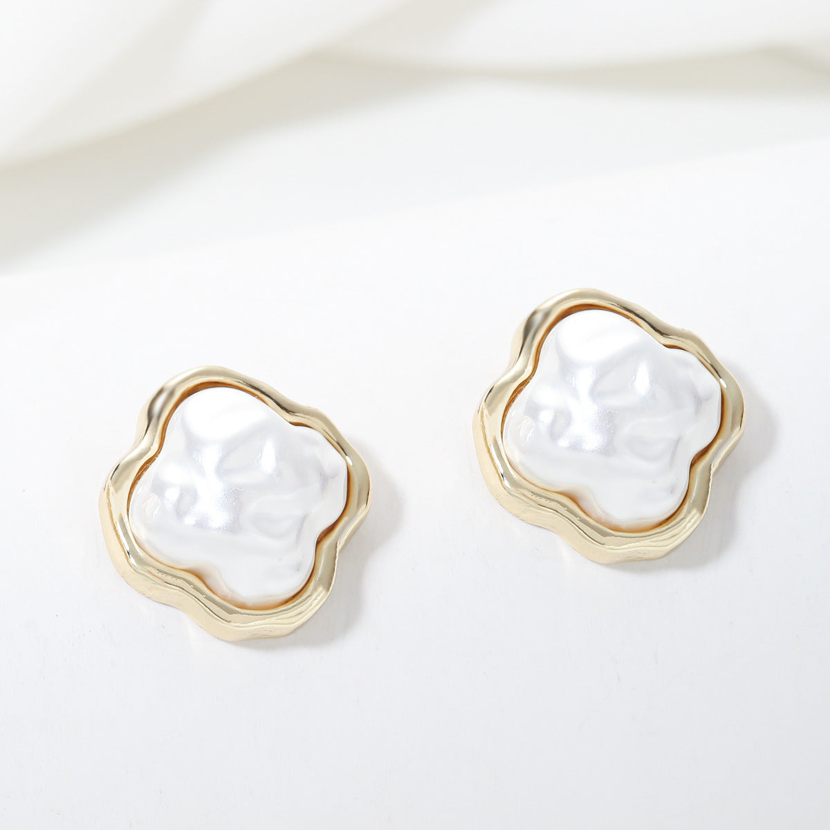 Pendientes de tuerca minimalistas de perlas irregulares para mujer en cobre con postes de acero inoxidable, diseño geométrico, joyería elegante de inspiración vintage