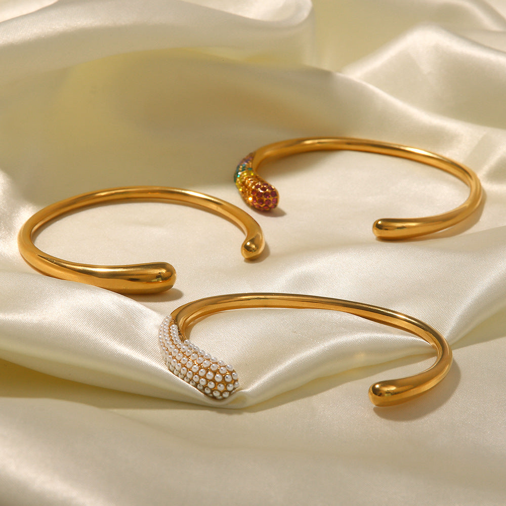 Bracciale a Polsino Aperto Geometrico alla Moda da Donna con Acciaio Inossidabile Placcato Oro 18K e Accento di Perle