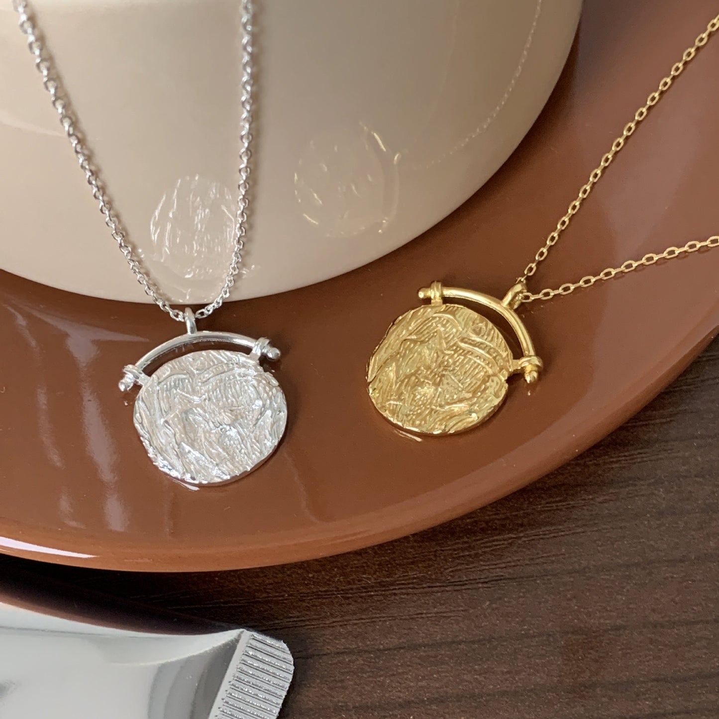 Collana con Ciondolo Geometrico Astratto in Argento Sterling 925 e Catena a Sfera