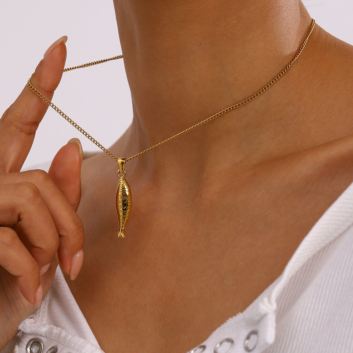 Elegante collana a pendente a tema marino da donna con catena in acciaio inossidabile e pendente in acciaio al titanio, finitura galvanizzata, design a forma di pesce