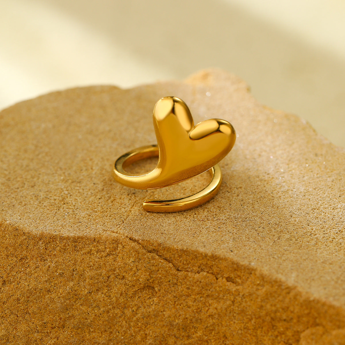 Anello minimalist con cuore in acciaio al titanio placcato oro 18K da donna