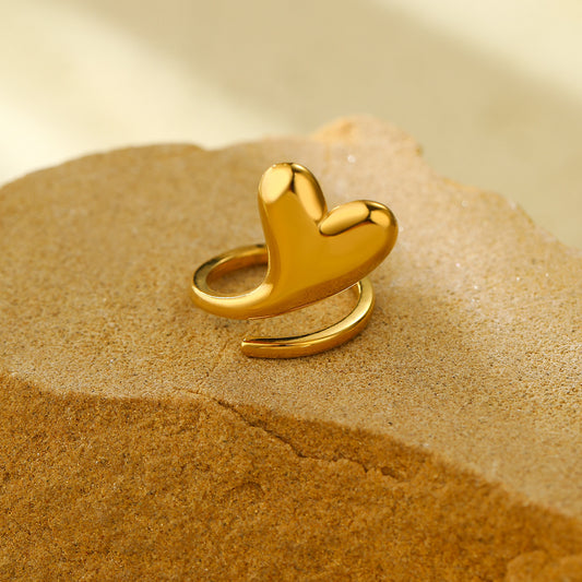 Anillo minimalista de acero de titanio chapado en oro de 18K con forma de corazón para mujer