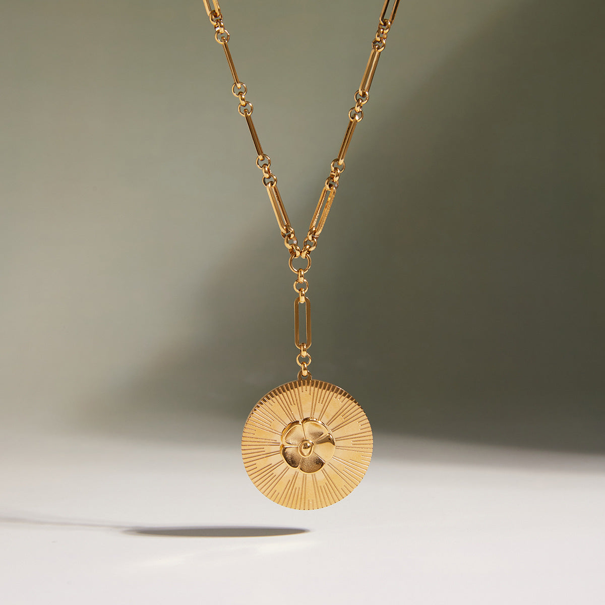 Elegante collar de cadena en Y con flor de camelia de acero inoxidable bañado en oro de 18 quilates para mujer