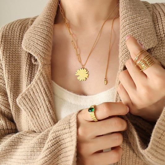 Collana Pendente Margheritina Minimalista in Acciaio al Titanio con Finitura Placcata su Catena a O per Donna e Uso Unisex