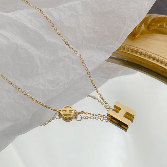 Collana Minimalista da Donna con Iniziale H in Acciaio Titanio con Finitura Placcata, Collana a Catena Stile Serpentina con Ciondolo a Medaglione