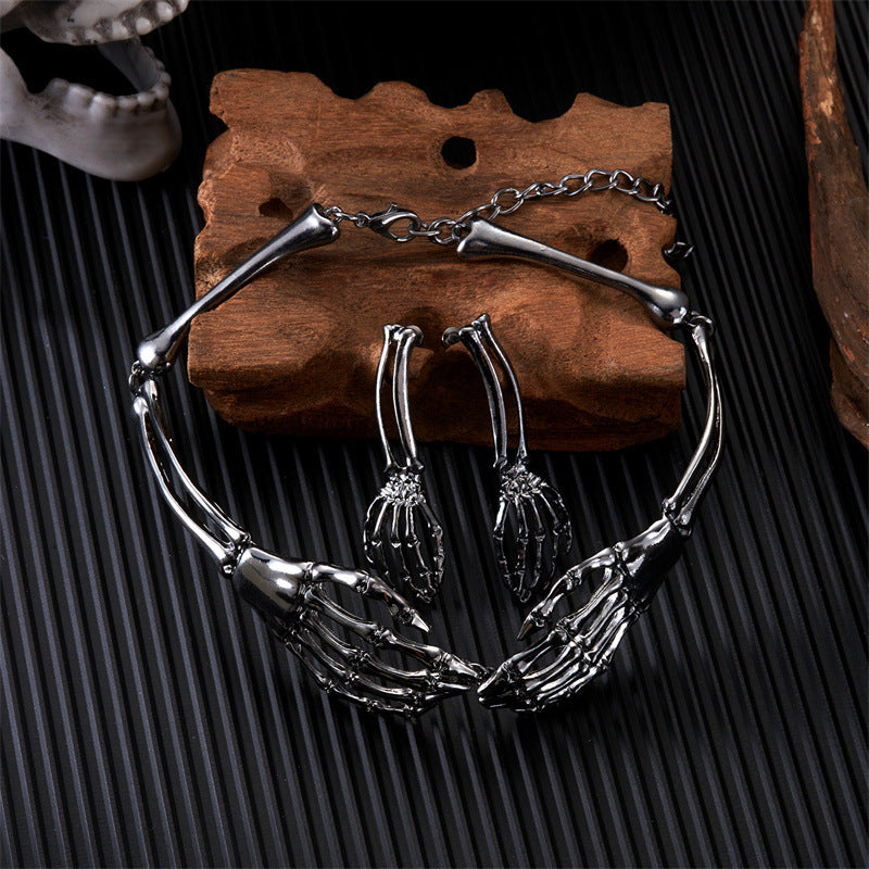 Collana con ciondolo a teschio gotico scuro da donna con catena in lega e finitura galvanizzata per costume di Halloween