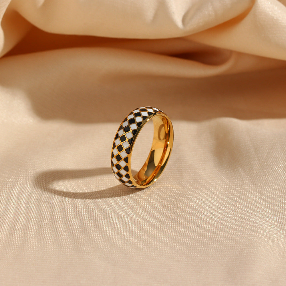 Anello alla moda minimalista geometrico in acciaio inossidabile con placcatura in oro 18K e dettaglio in smalto bianco e nero per donna