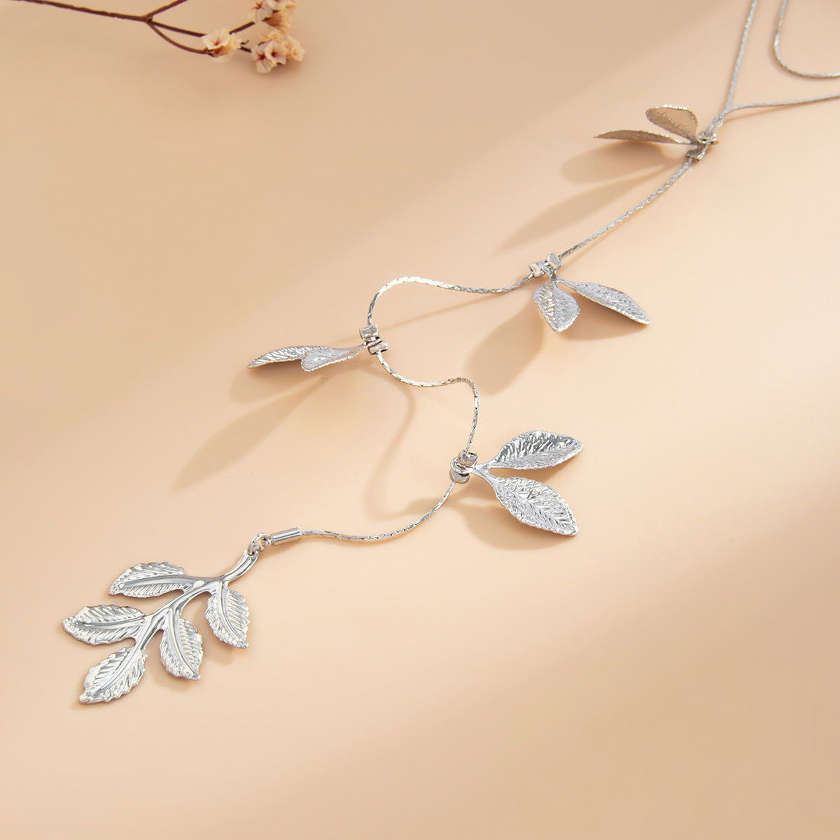 Collana da donna a Y lunga minimalista con nappa e pendente a foglia, in metallo galvanizzato, a catena per clavicola