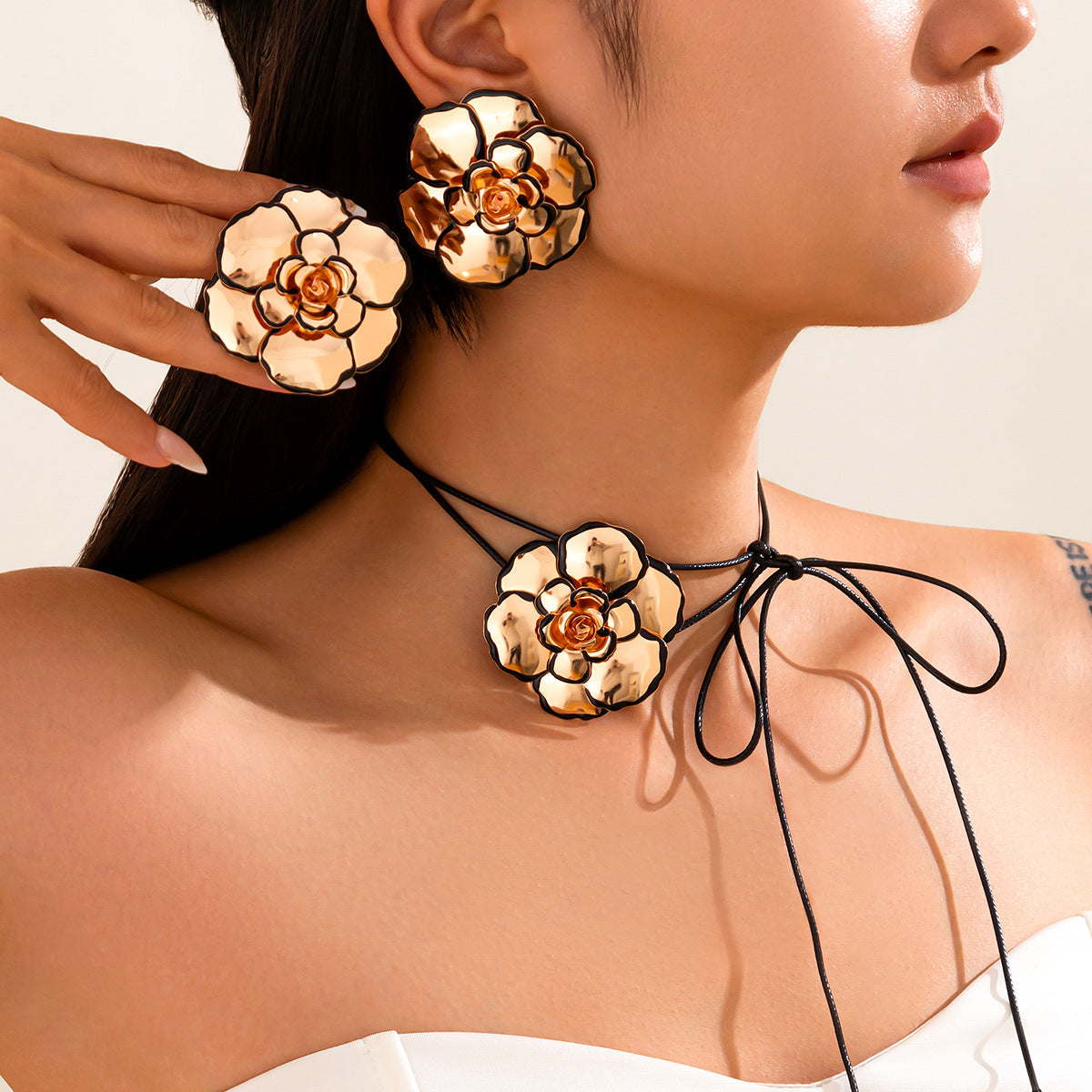 Collana girocollo vintage in metallo floreale con design a petali smaltati e nastro in velluto