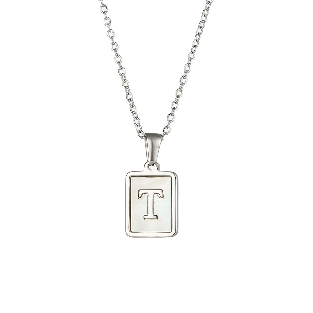Collana con Ciondolo a Lettera Minimalista in Acciaio al Titanio per Donna con Finitura Galvanizzata e Intarsio in Madreperla Bianca Naturale