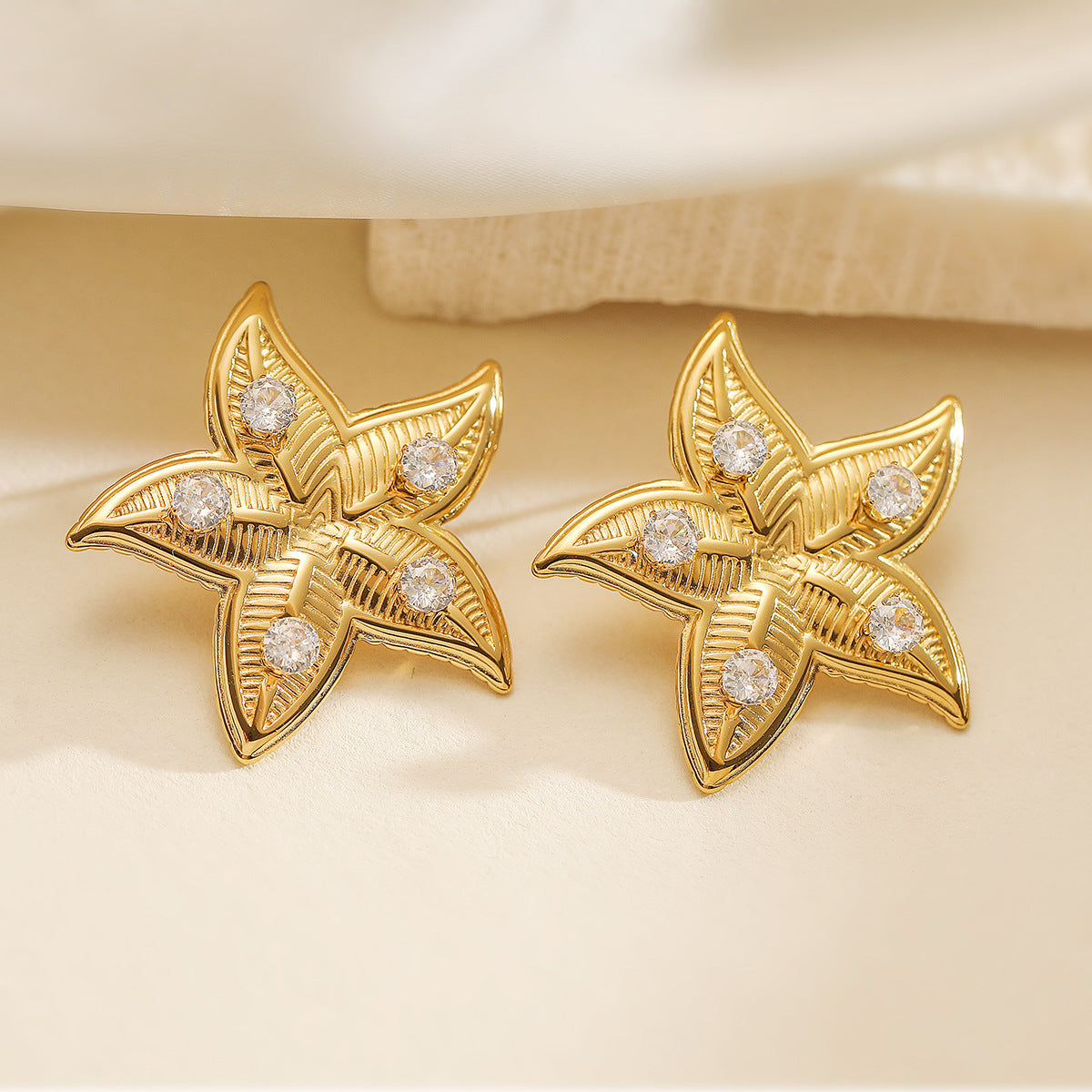 Orecchini a perno da donna a stella in acciaio inossidabile dorato con zirconia in stile geometrico vintage