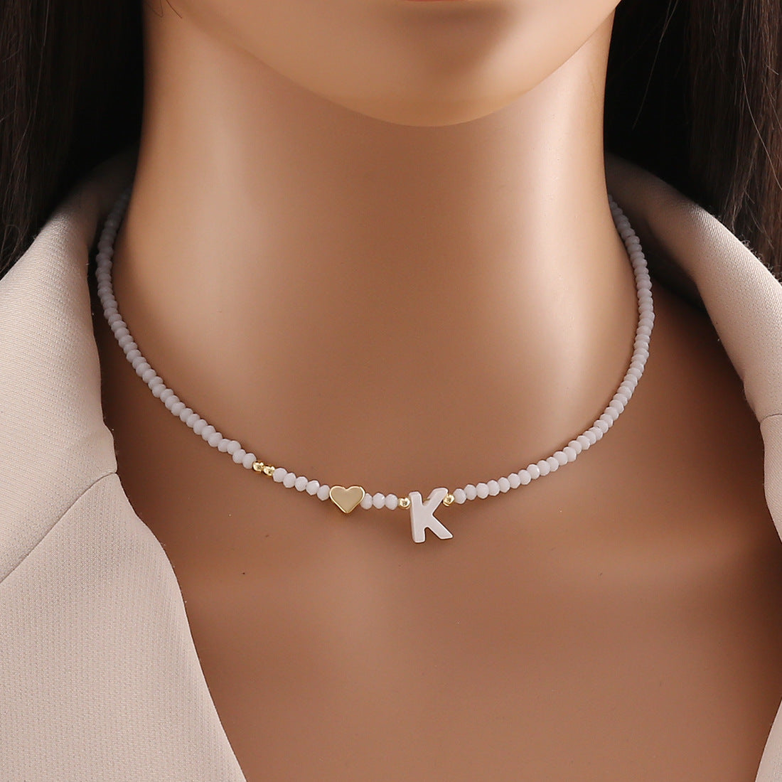 Collana con ciondolo a lettera dal design originale con ciondolo a conchiglia e perline di cristallo da donna