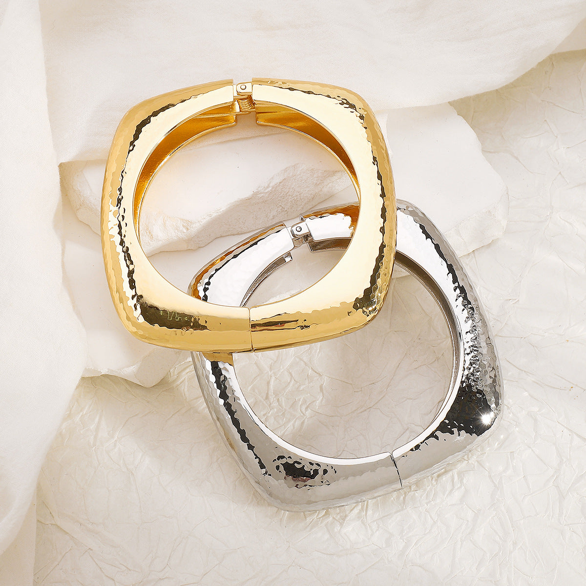 Pulsera de Muelle Cuadrada Sólida con Textura Martillada Retro Minimalista para Mujer Hecha de Aleación con Acabado Chapado
