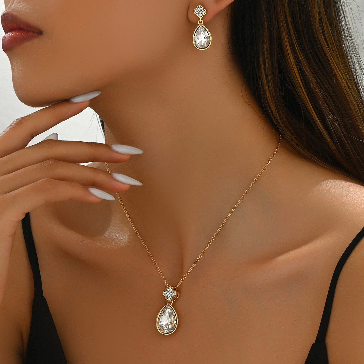 Set di Gioielli Minimalista da Donna con Collana e Orecchini in Rame a Forma Geometrica, Caratterizzati da Gemme Artificiali Placcate Oro Intarsiate