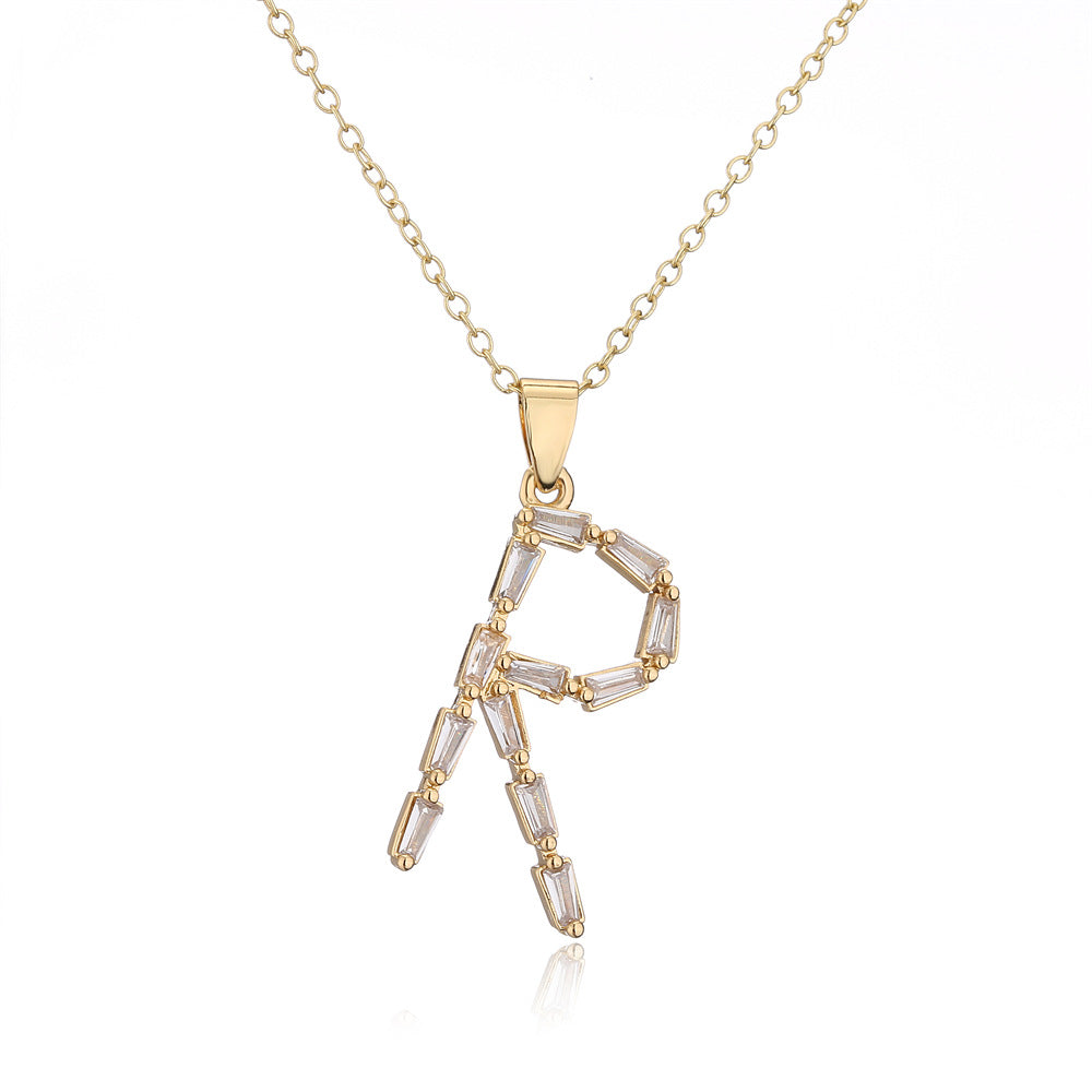 Collana da donna con ciondolo a lettera minimalista in ottone, placcata in oro 18K con intarsio di zirconi