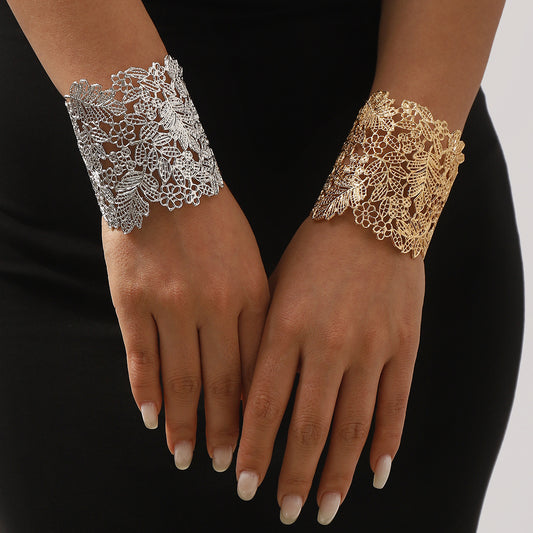 Pulsera de brazalete abierto de lujo minimalista con hojas y motivos florales para mujer en aleación con acabado chapado