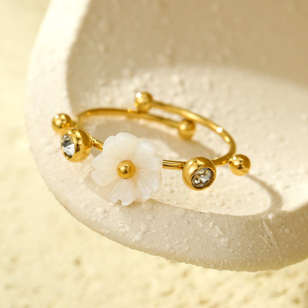 Anello Elegante in Acciaio al Titanio a Forma di Fiore con Placcatura in Oro 18K e Intarsio di Zirconi per Donna
