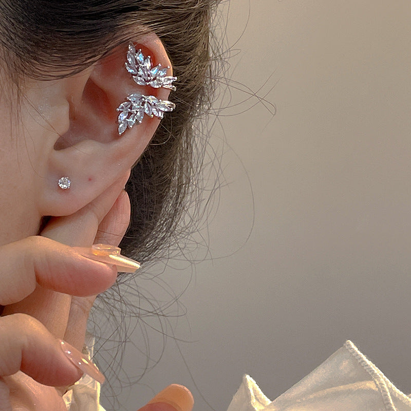 Orecchini a polsino a farfalla minimalisti da donna, realizzati in ottone con intarsio di zirconi