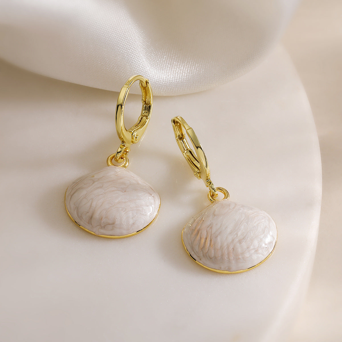 Orecchini da donna geometrici minimalisti a conchiglia irregolare con base in rame, placcatura in oro 18 carati e finitura smaltata