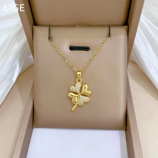 Collana da donna con ciondolo a quadrifoglio in acciaio al titanio di lusso con intarsi di strass completi, delicata catena clavicola dal design geometrico